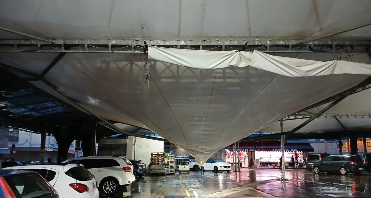 Mercato, crollata una parte della tensostruttura