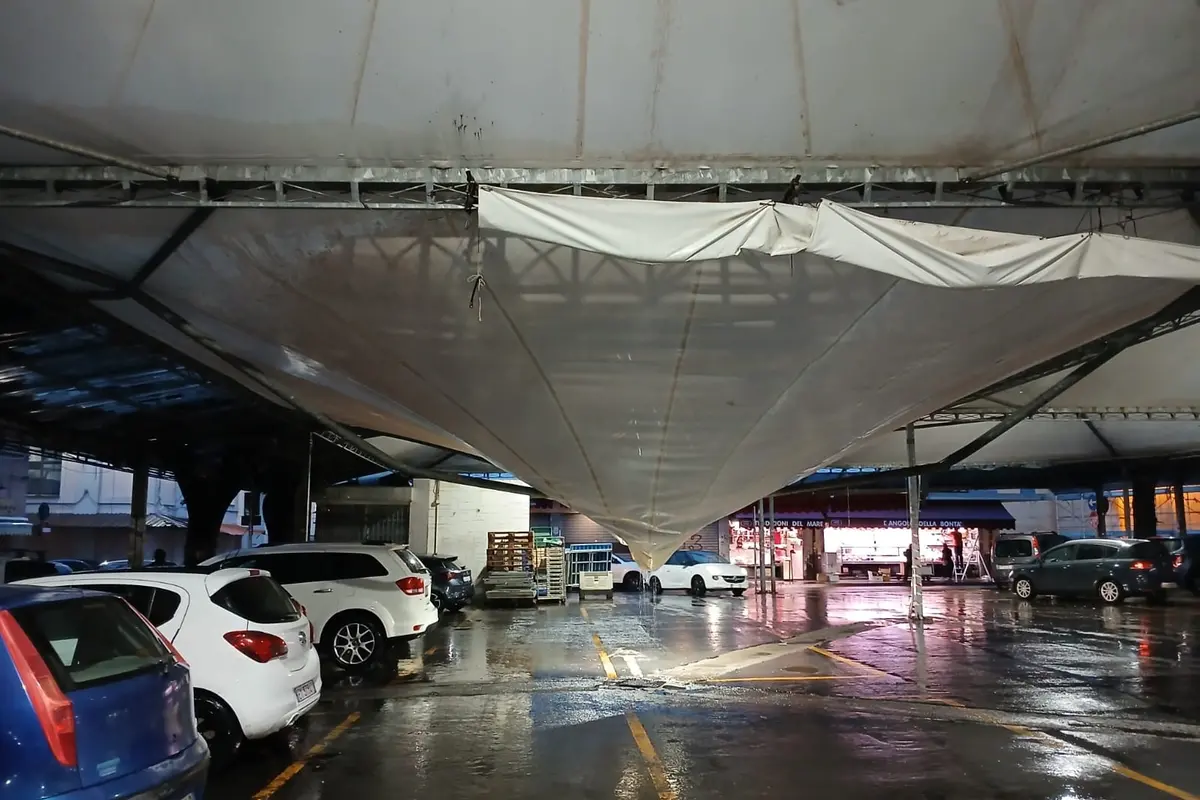 Mercato, crollata una parte della tensostruttura