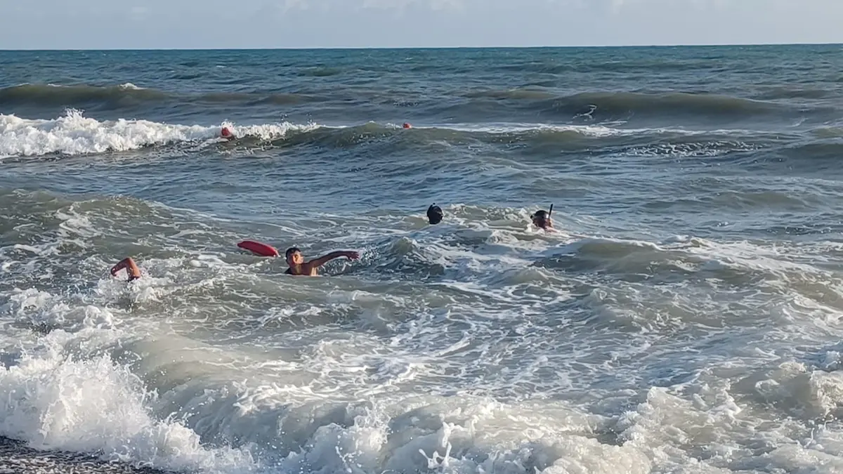 Padre e figlio in balìa delle onde: attimi di paura in spiaggia