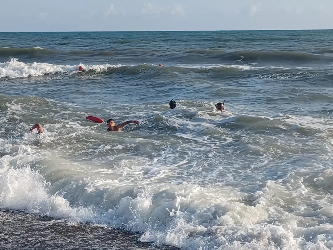 Padre e figlio in balìa delle onde: attimi di paura in spiaggia