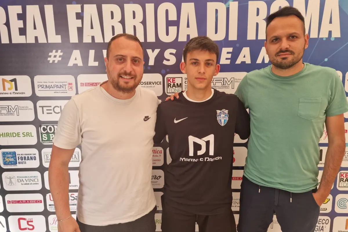 Il pivot dell\\u2019Under 19 Mastropietro con il tecnico De Lucia e il direttore sportivo Lucchetti