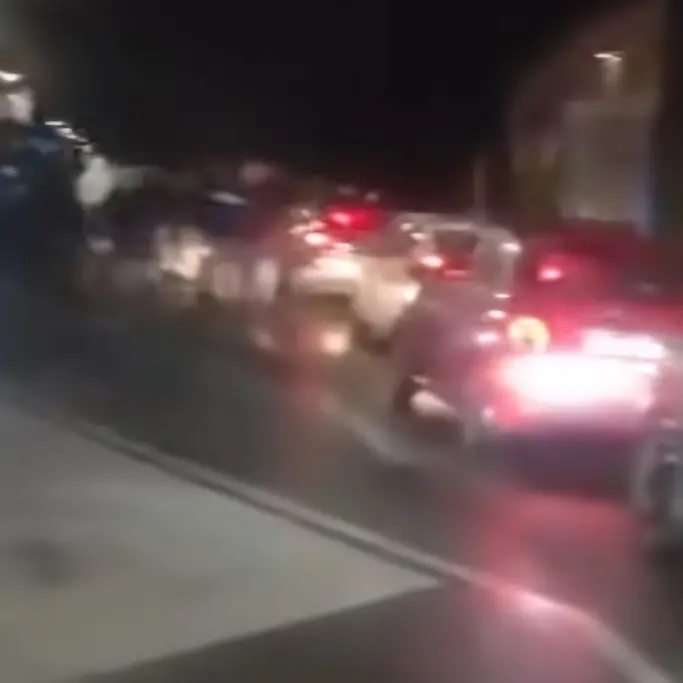 Passeggeri in strada, traffico ferroviario interrotto e deviato