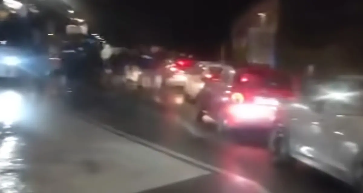 Passeggeri in strada, traffico ferroviario interrotto e deviato