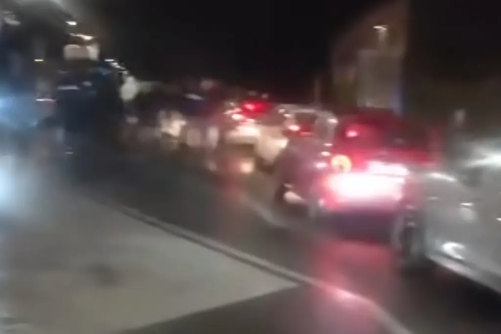 Passeggeri in strada, traffico ferroviario interrotto e deviato