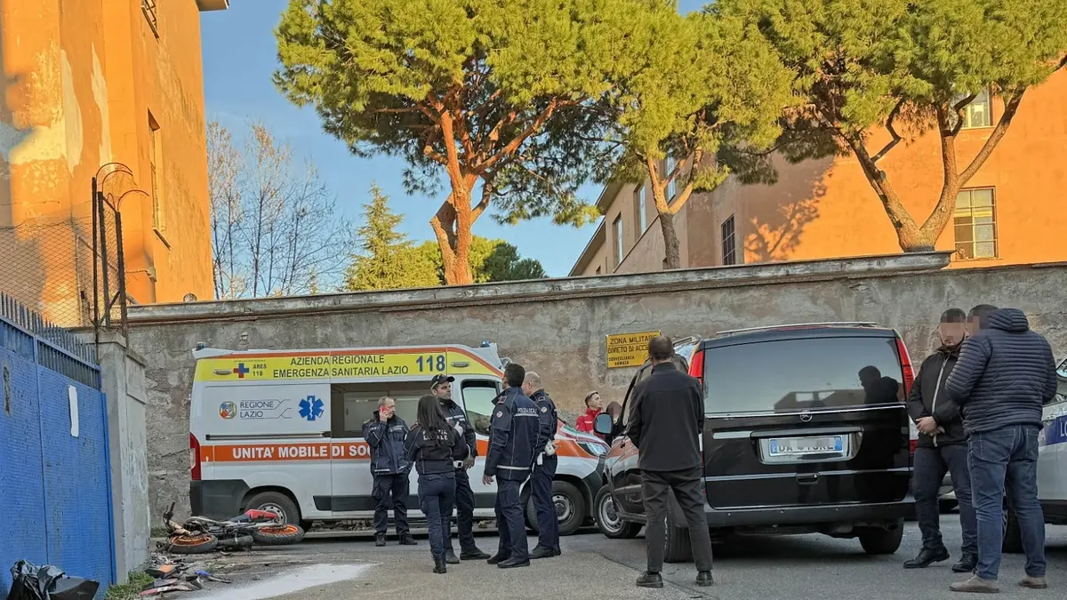 Schianto in via Sanzio: morto un 17enne