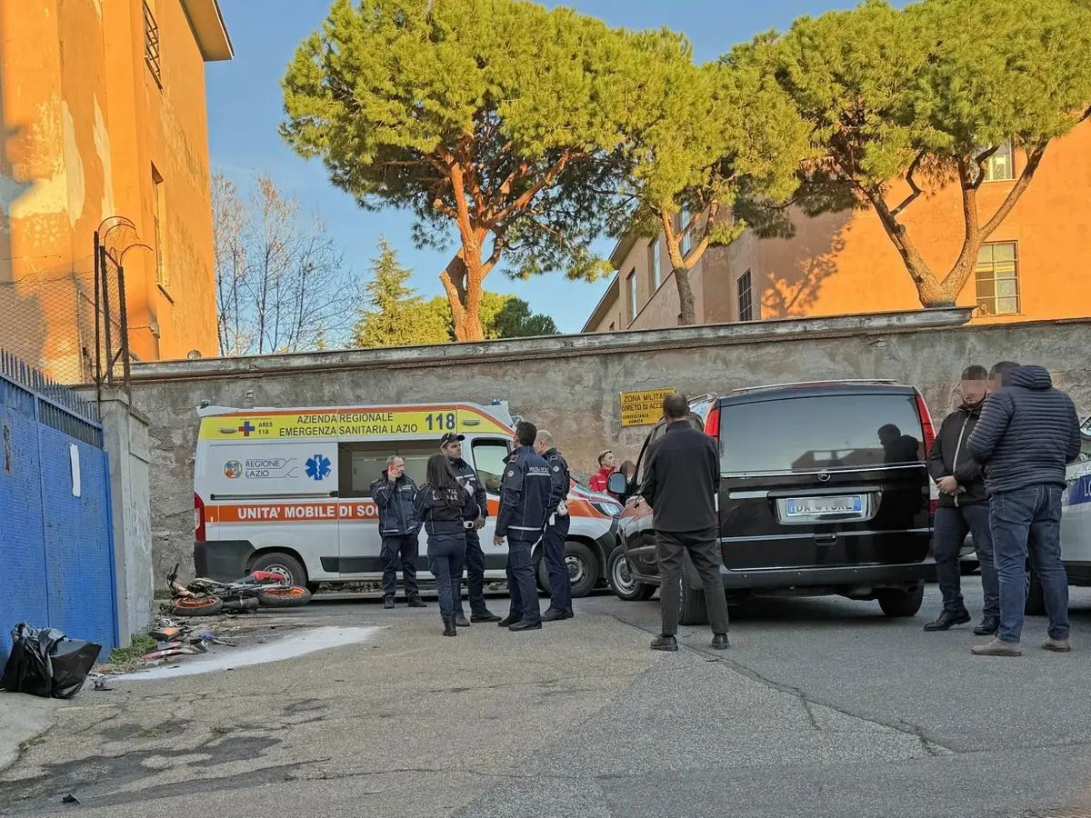 Schianto in via Sanzio: morto un 17enne