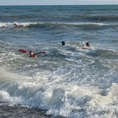 Ragazzo in balia delle onde: salvato a Ladispoli da un giovane bagnino