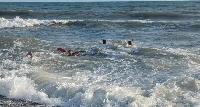 Ragazzo in balia delle onde: salvato a Ladispoli da un giovane bagnino