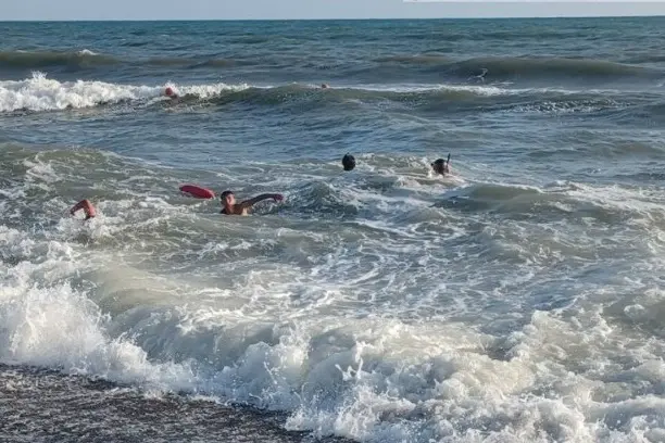 Ragazzo in balia delle onde: salvato a Ladispoli da un giovane bagnino