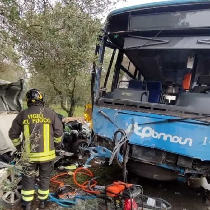 Frontale auto-bus: muore guardia giurata
