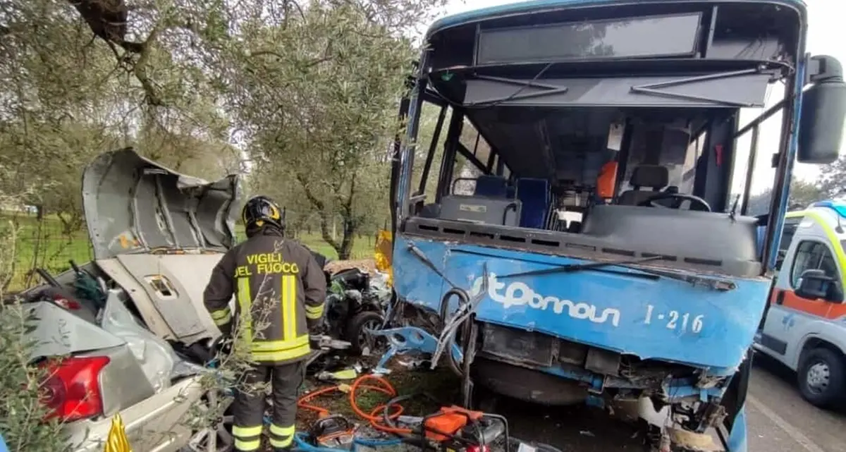 Frontale auto-bus: muore guardia giurata