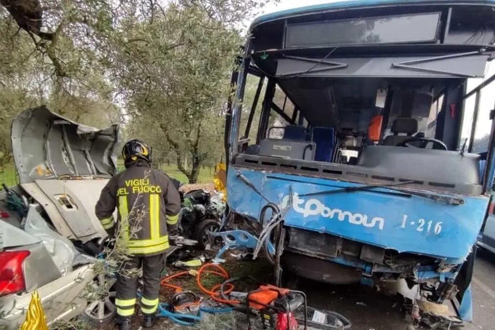 Frontale auto-bus: muore guardia giurata