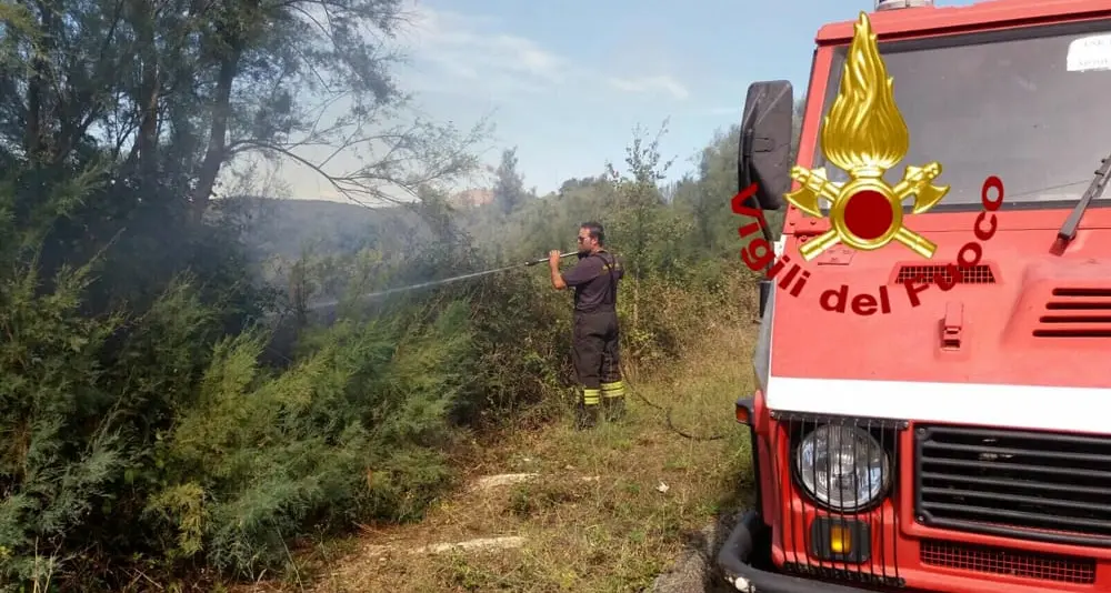 Civitavecchia, incendio lungo la Braccianese Claudia: lambite le villette