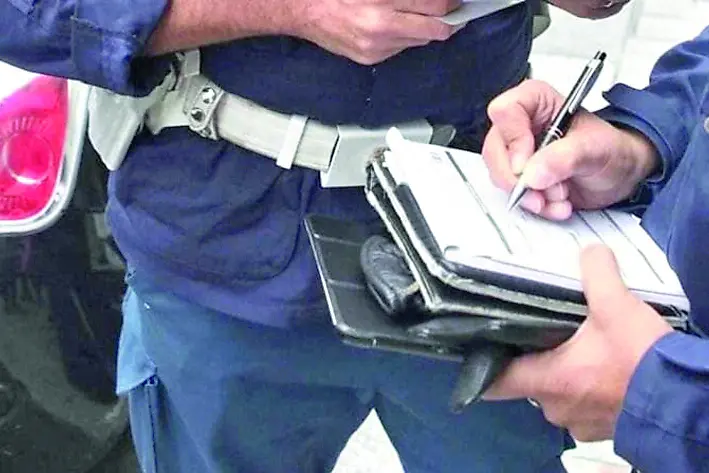 Viterbo: viene multato per sosta irregolare, querela il Comune per falso