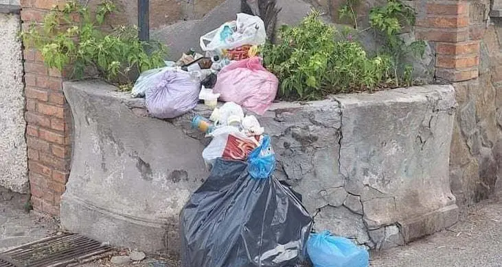 Rifiuti abbandonati a Santa Severa: il quadro è desolante