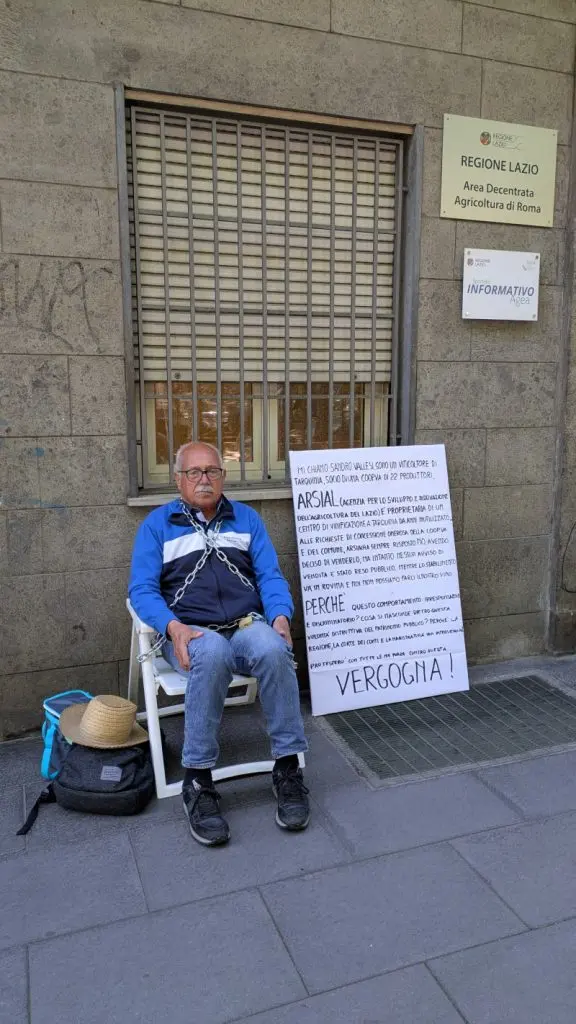 Sandro Vallesi si incatena davanti all’Arsial: «Sulla Cantina sociale di Tarquinia intervengano la Regione, la Magistratura e la Corte dei Conti»