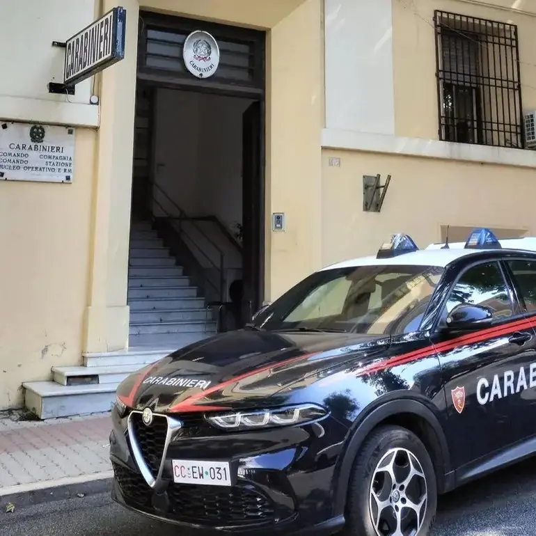 Ubriaco molesta i clienti di un locale