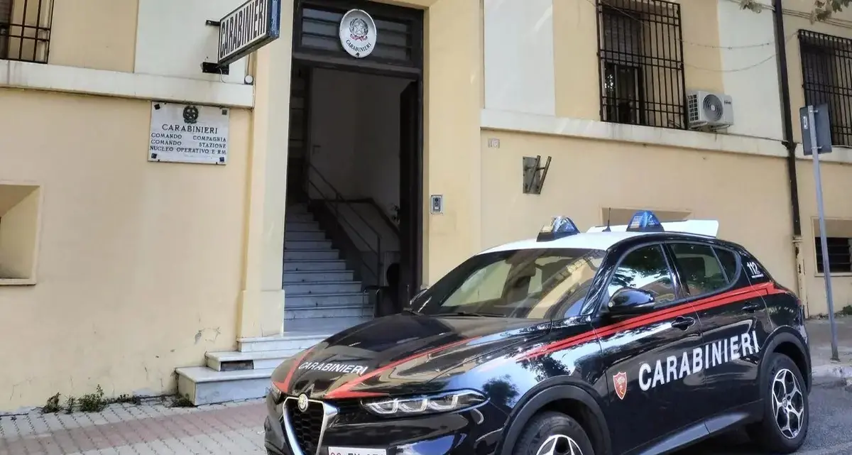 Ubriaco molesta i clienti di un locale