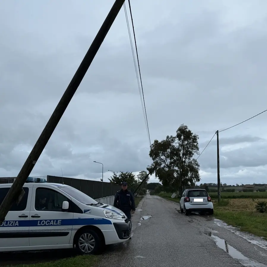 Maltempo, pali Telecom a rischio caduta in via Olmetto