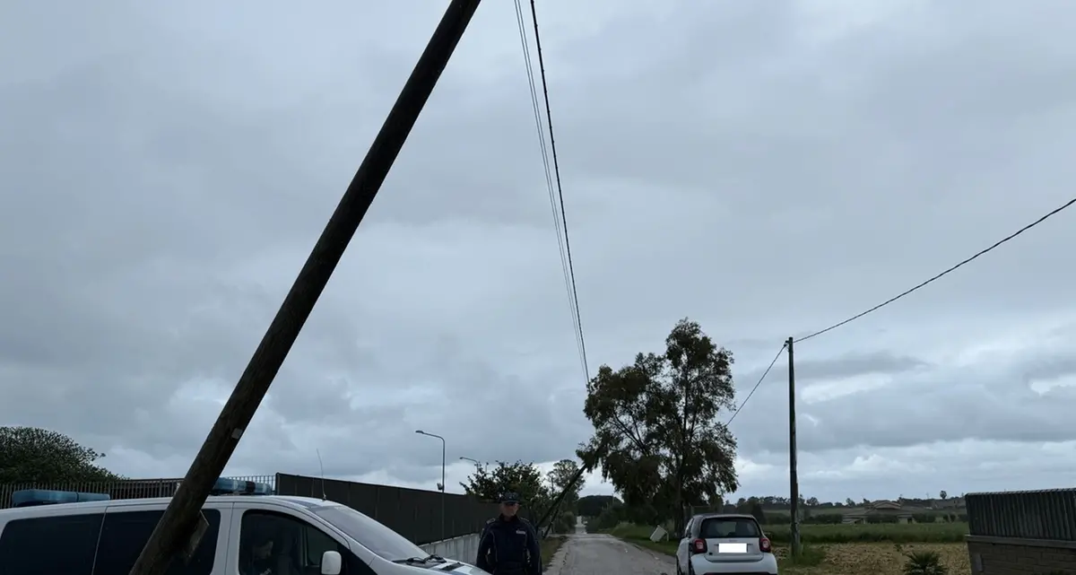 Maltempo, pali Telecom a rischio caduta in via Olmetto