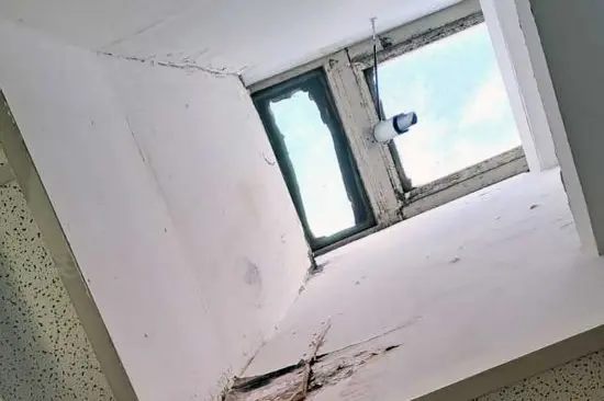 «Al Midossi infiltrazioni d’acqua, soffitti crollati e solo due bagni utilizzabili»