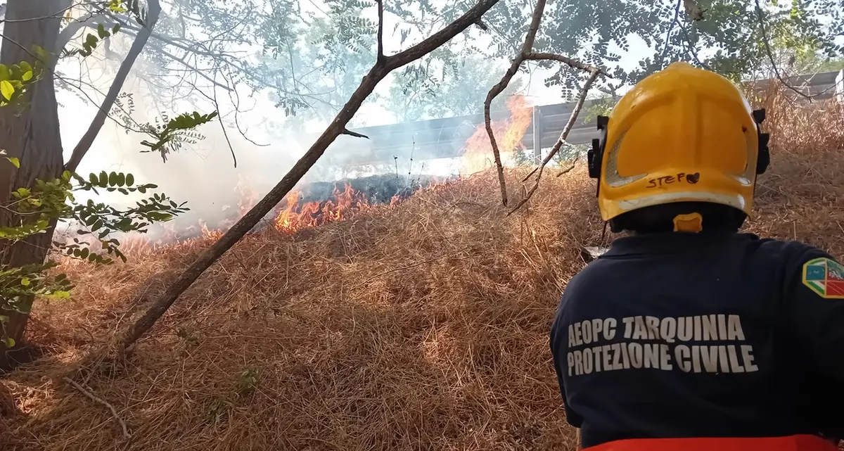 Vasto incendio lungo l’Aurelia, uscita centrale