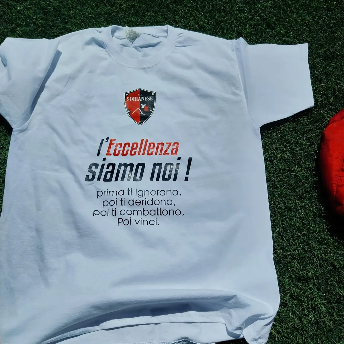 La maglia celebrativa della Sorianese neo promossa in Eccellenza