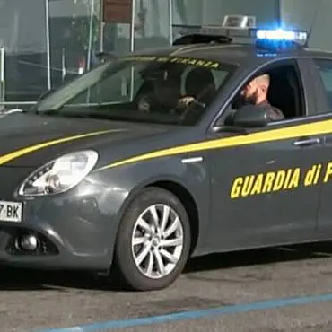 Ruba un’auto in porto e forza la sbarra