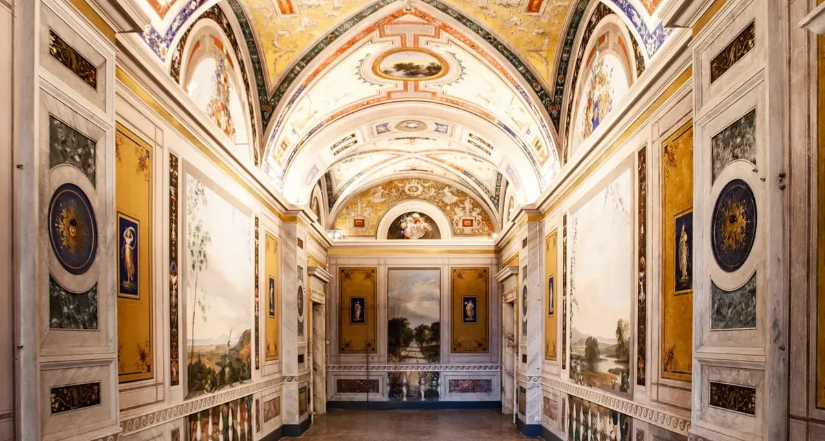 Tarquinia, Pagine a colori, è l’ora dell’inaugurazione della mostra