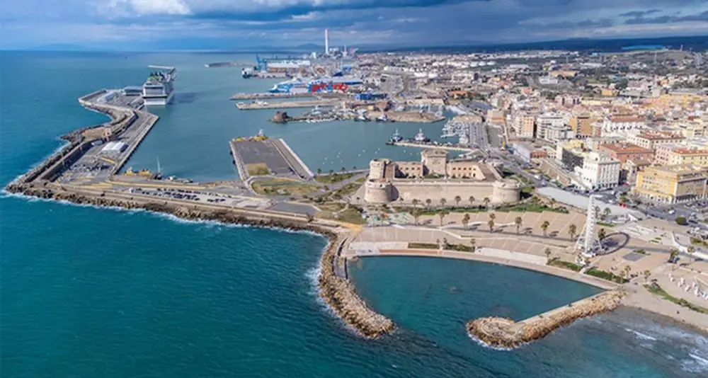 Caldo record sulle nuove banchine, AVS e Demos: «Lavoratori portuali senza protezioni»