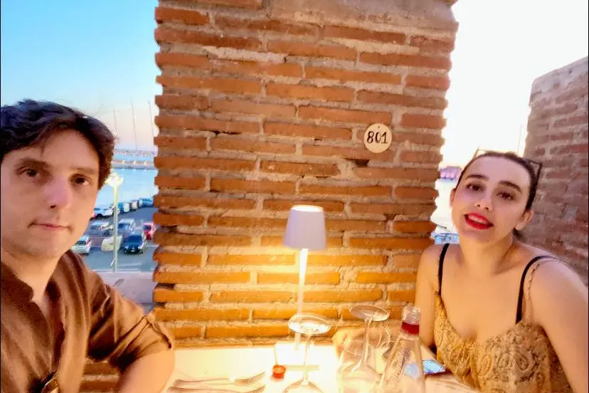 Dario Celestini e Mariella Carrino lo scorso fine settimana a cena, da innamorati quali erano l\\u2019uno dell\\u2019altra, sul lungoporto a Civitavecchia. (Foto da Facebook)
