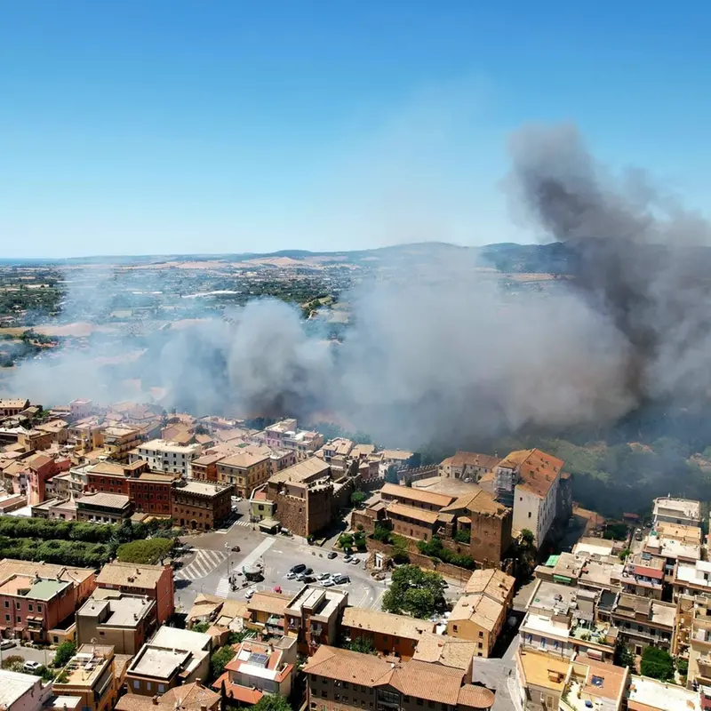 Scoppia un incendio a Cerveteri: le fiamme lambiscono le abitazioni. Ci sono due pompieri intossicati