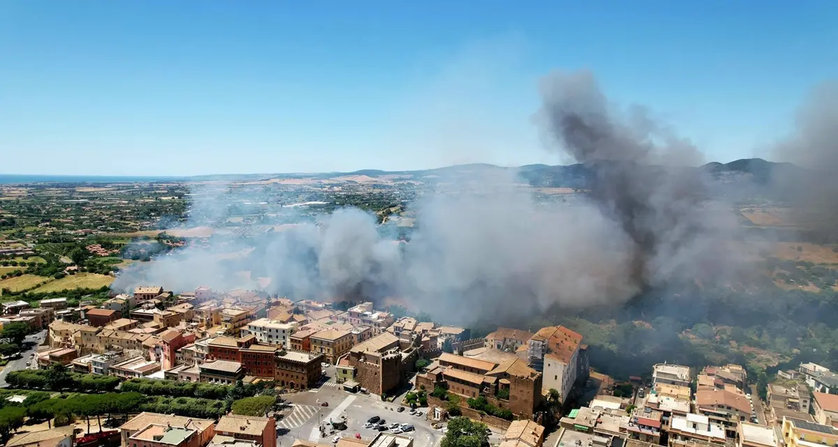 Scoppia un incendio a Cerveteri: le fiamme lambiscono le abitazioni. Ci sono due pompieri intossicati