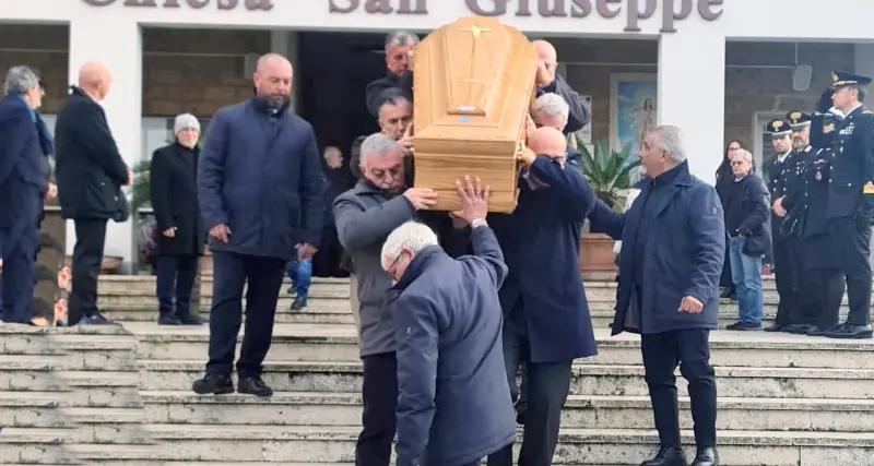 Lacrime e commozione per l’ultimo saluto al generale Settanni