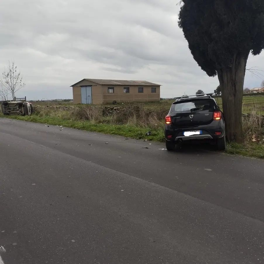 Scontro tra due auto sulla Tuscanese: una si ribalta, l’altra contro un albero