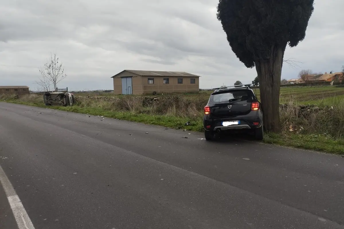 Scontro tra due auto sulla Tuscanese: una si ribalta, l’altra contro un albero