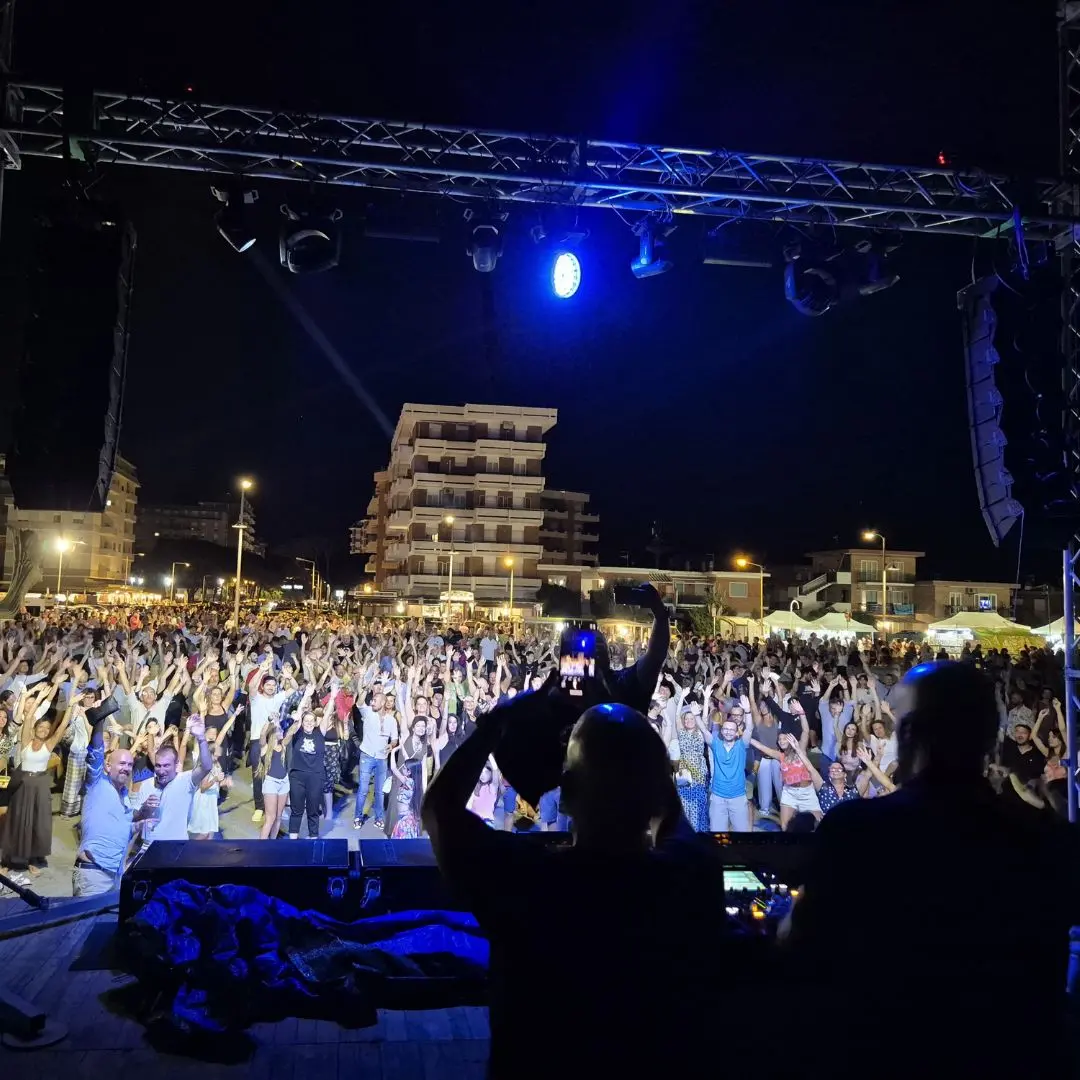 Tarquinia torna a vivere: in centinaia al lido e in centro