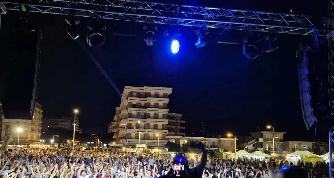 Tarquinia torna a vivere: in centinaia al lido e in centro