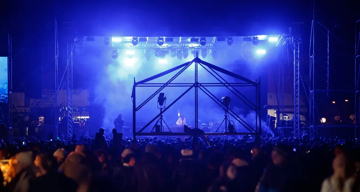 Arriva il concertone di Capodanno, attese e divieti per Guè e Rose Villain