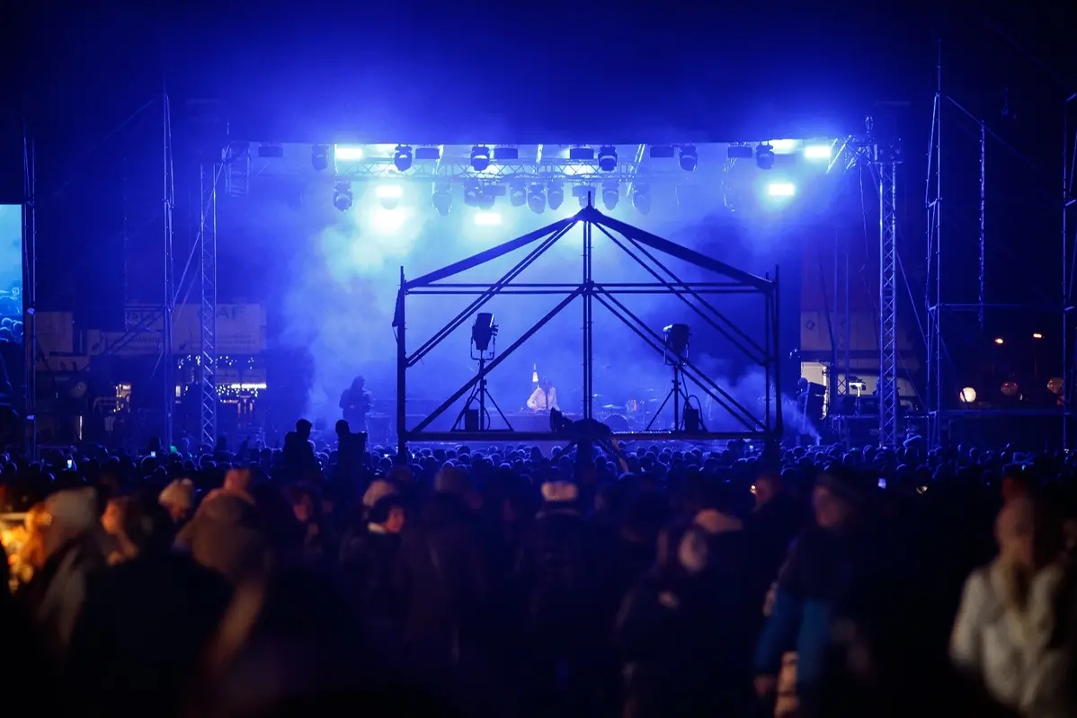 Arriva il concertone di Capodanno, attese e divieti per Guè e Rose Villain