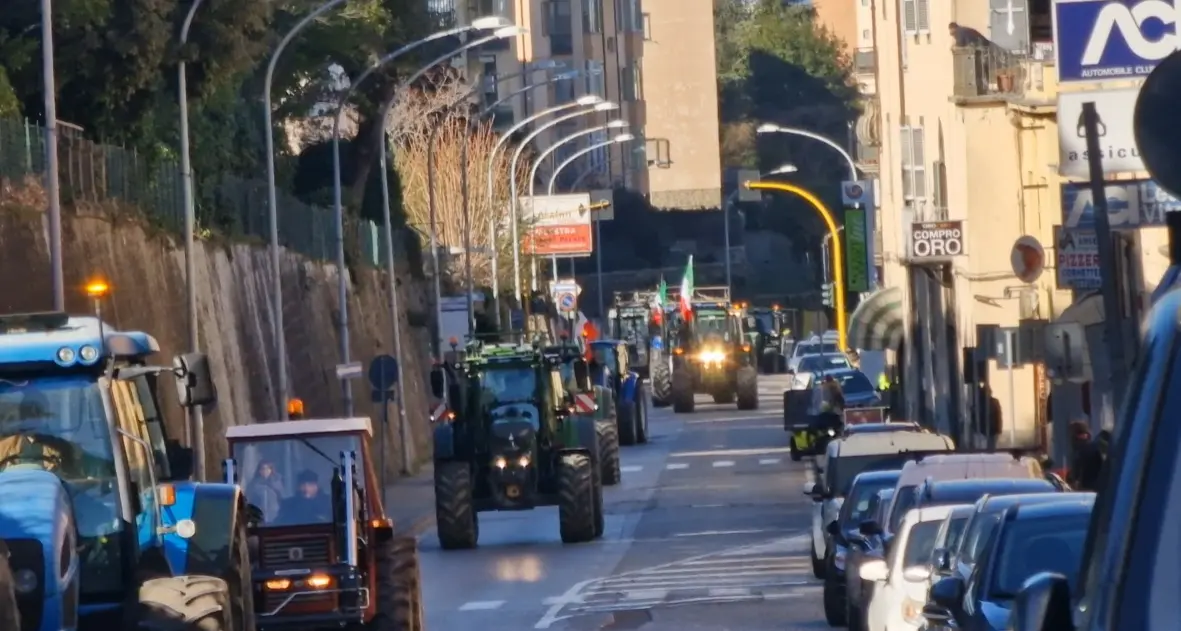 Viterbo: trattori marciano su piazzale Gramsci