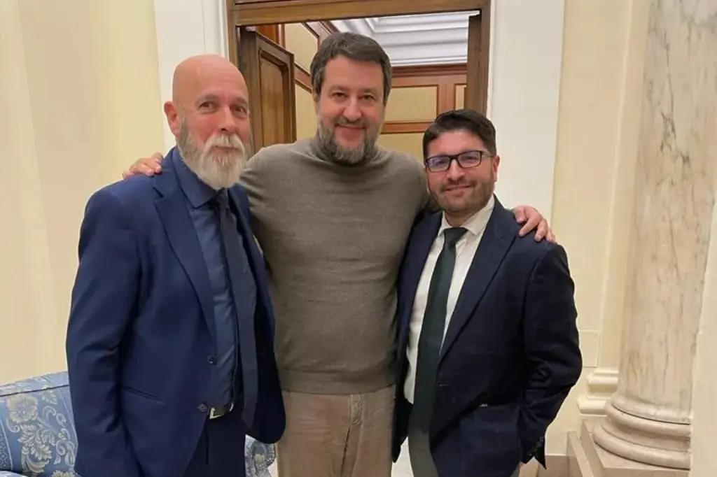 <p>Il sindaco Ernesto Tedesco e il presidente Pino Musolino in una foto di archivio con il ministro Matteo Salvini</p>\\n