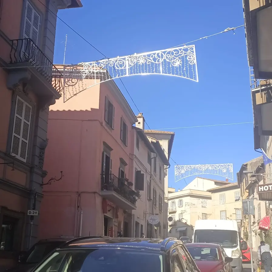 Viterbo: luminarie in centro, il Natale è alle porte