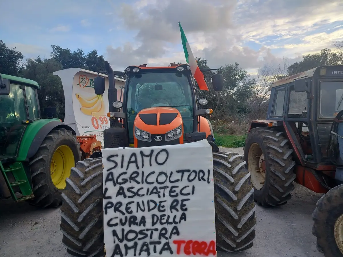 La protesta degli agricoltori arriva al Comune di Ladispoli