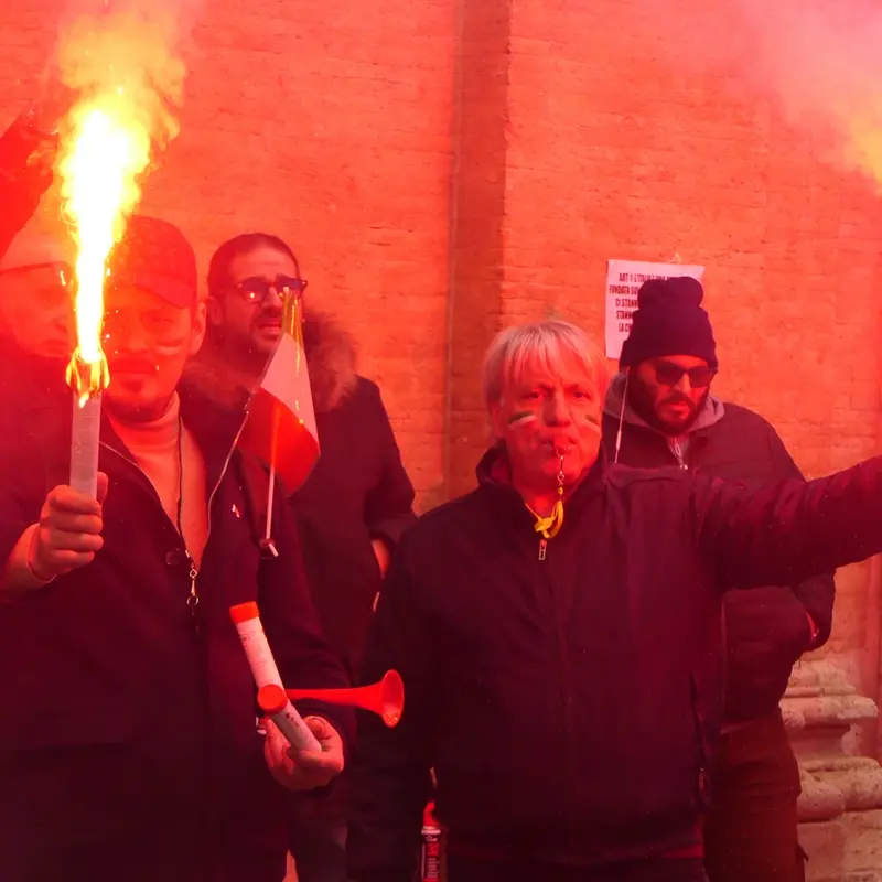 Tra fumogeni e slogan la protesta degli Ncc a Roma: “Stop ai decreti del governo”