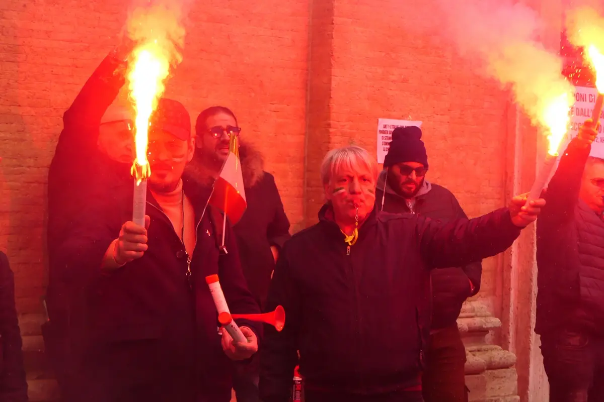 Un momento della manifestazione indetta dalle associazioni del Noleggio con conducente a Roma , Agenzia Nova