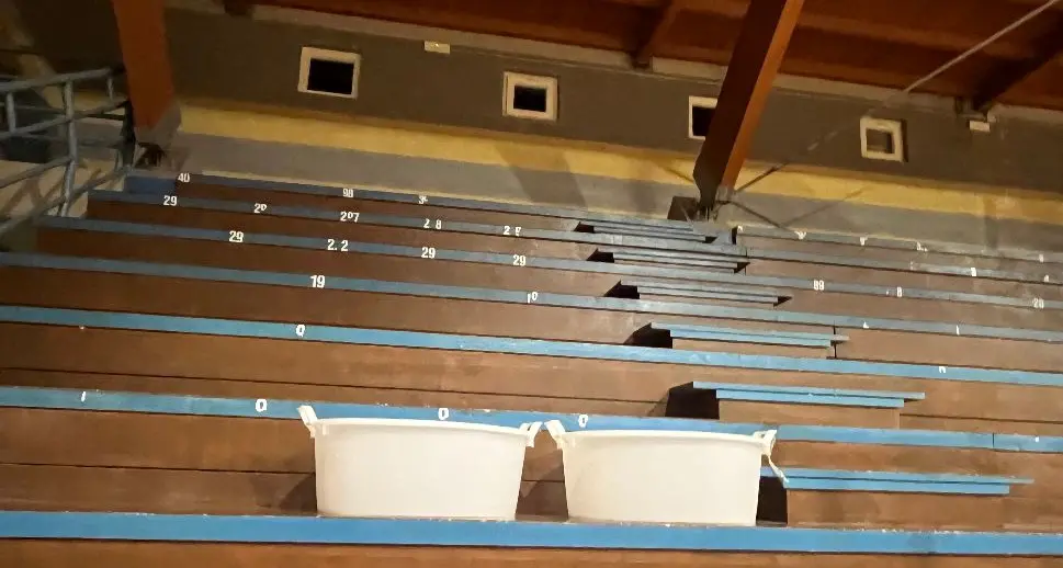 Infiltrazioni d’acqua dal tetto del palazzetto: “Insieme per Montalto” chiede quale futuro
