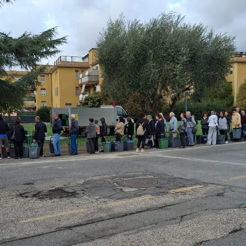 Rifiuti, caos per il ritiro dei mastelli: «In coda per oltre un’ora di lunedì»