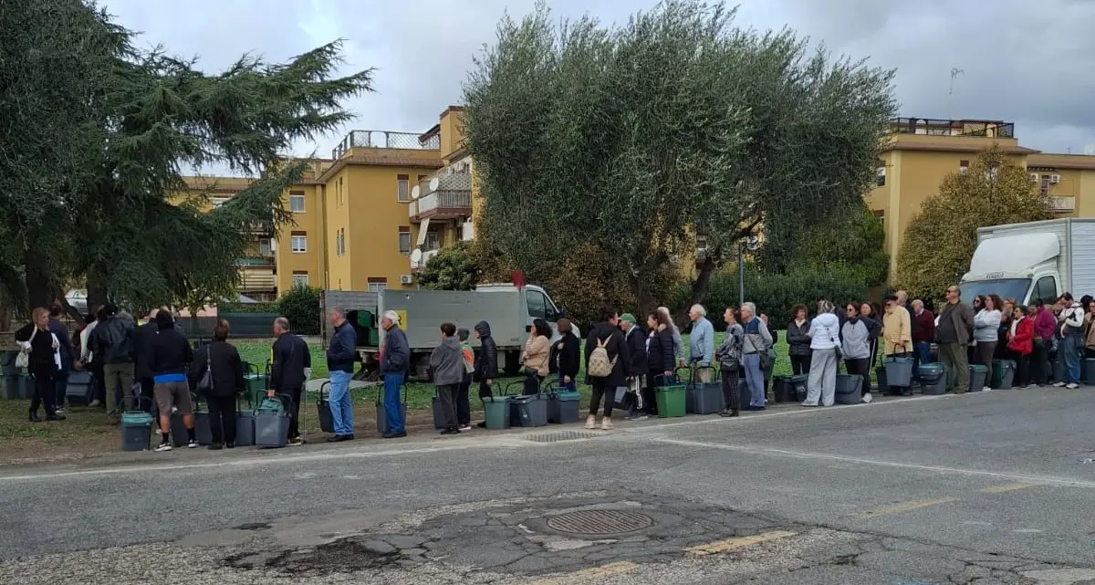 Rifiuti, caos per il ritiro dei mastelli: «In coda per oltre un’ora di lunedì»