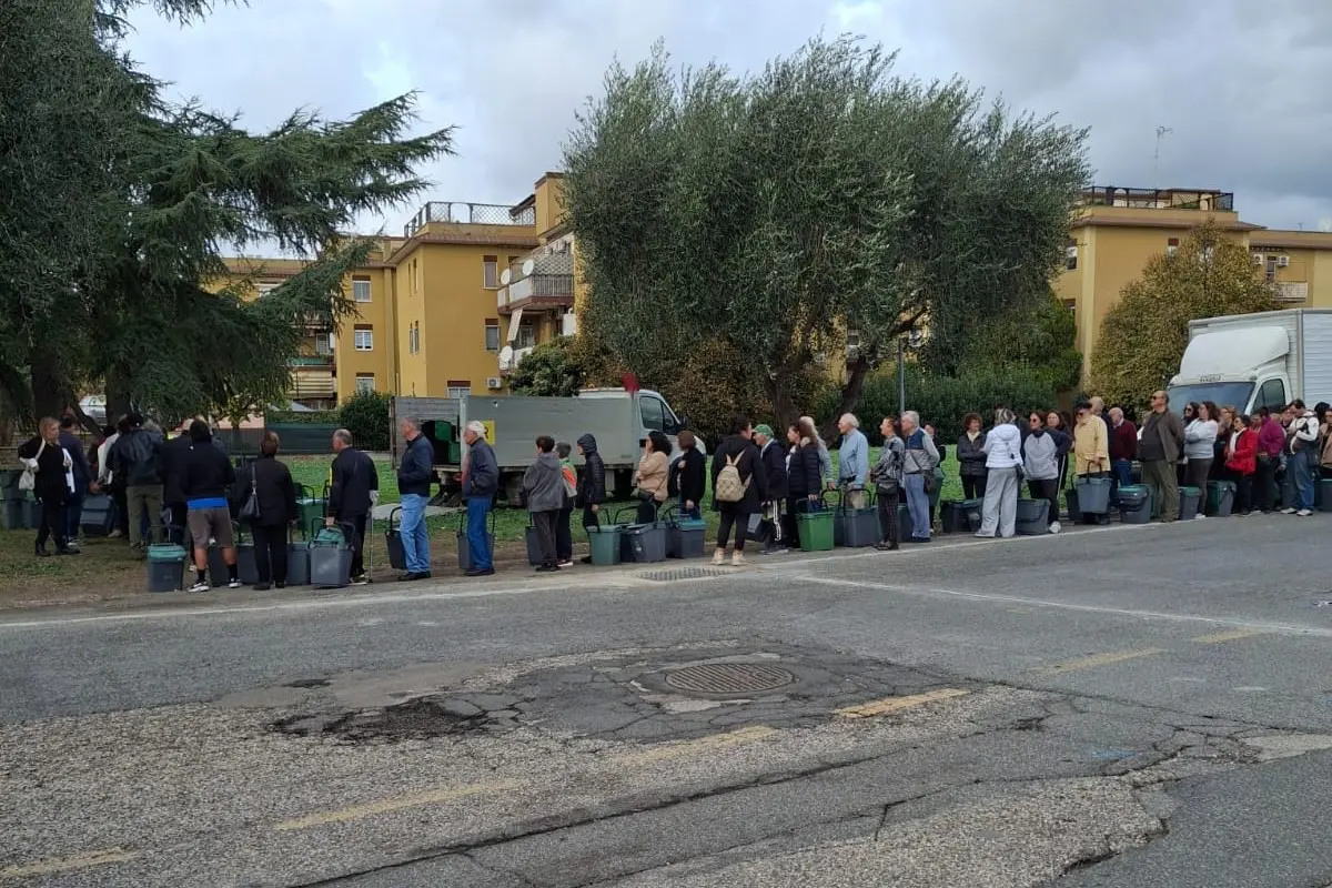 Rifiuti, caos per il ritiro dei mastelli: «In coda per oltre un’ora di lunedì»